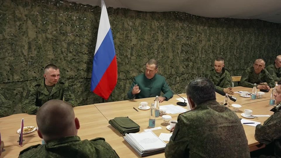 Дмитрий Медведев посетил учебный центр БПЛА в Ленинградской области