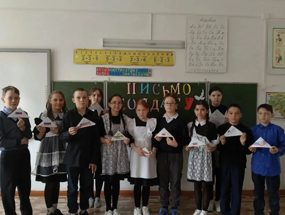 В Лужском гарнизоне школьники написали письма участникам СВО