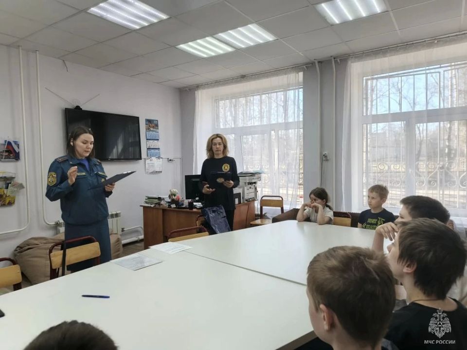 Инспектор отдела надзорной деятельности и профилактической работы Тихвинского района совместно с государственным инспектором по маломерным судам Тихвинского участка Центра ГИМС и первым заместителем председателя совета...