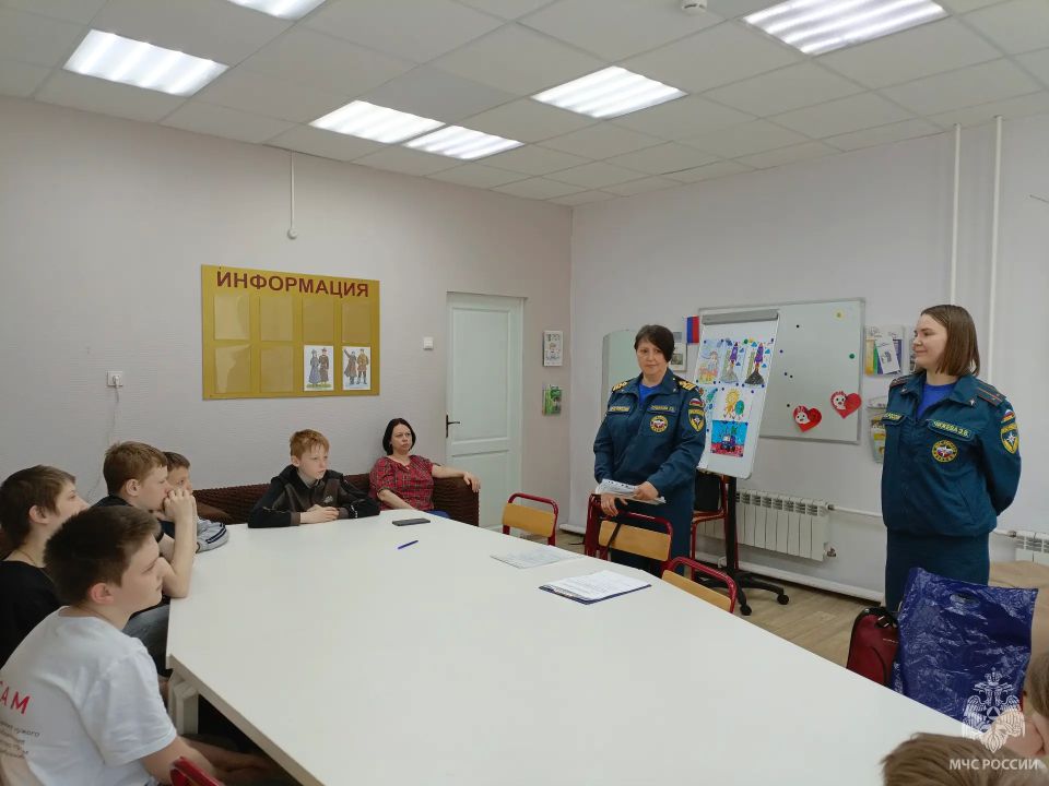 Инспектор отдела надзорной деятельности и профилактической работы Тихвинского района совместно с государственным инспектором по маломерным судам Тихвинского участка Центра ГИМС и первым заместителем председателя совета... Инспектор отдела надзорной деятельности и профилактической работы Тихвинского района совместно с государственным инспектором по маломерным судам Тихвинского участка Центра ГИМС и первым заместителем председателя совета...