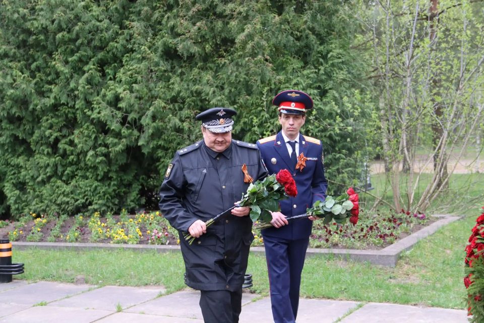 Заместитель руководителя следственного управления и сотрудники приняли участие в торжественно-траурной церемонии захоронения останков воинов, павших в годы Великой Отечественной войны Заместитель руководителя следственного управления и сотрудники приняли участие в торжественно-траурной церемонии захоронения останков воинов, павших в годы Великой Отечественной войны