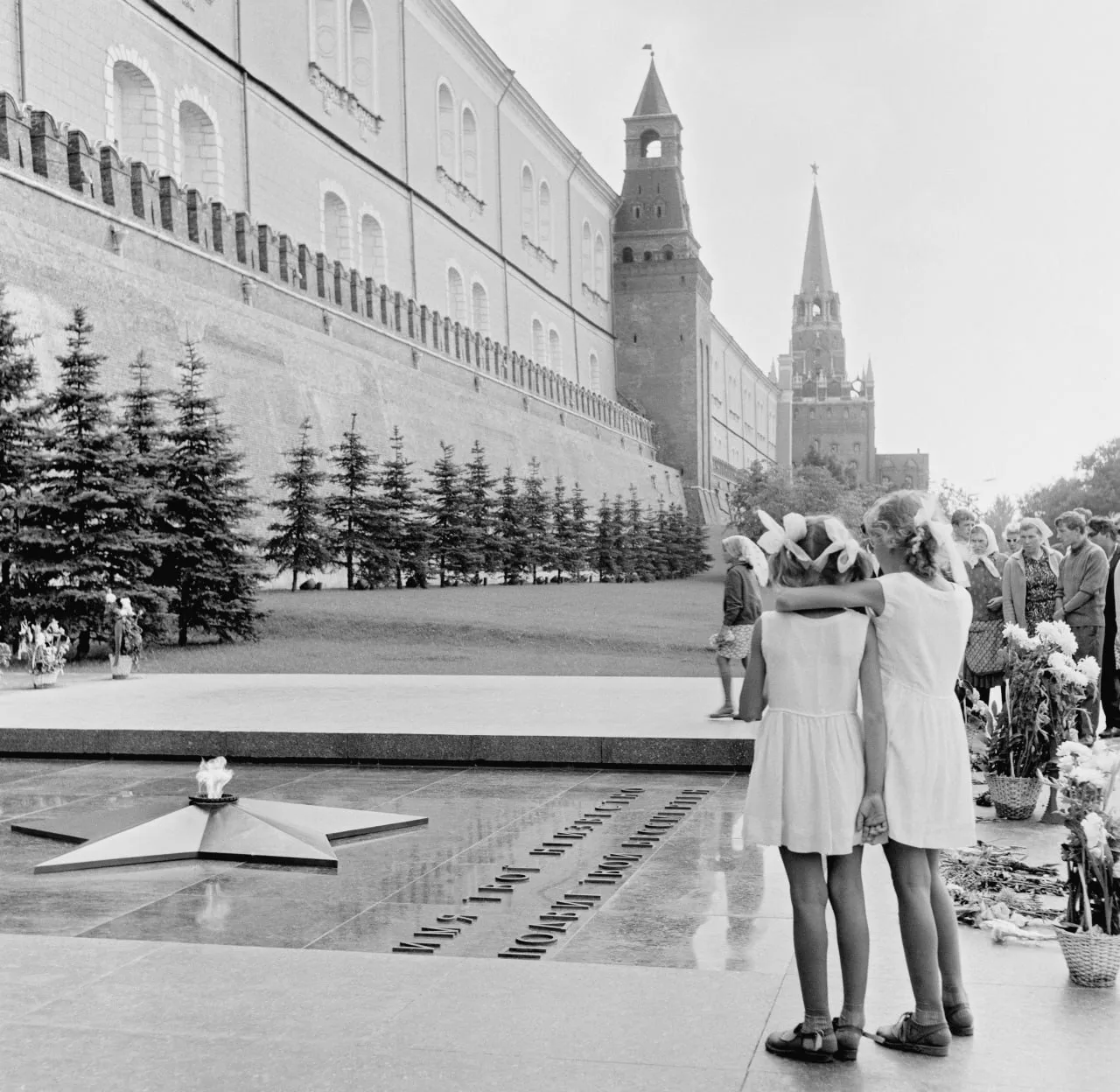 8 мая 1967 года у стен Московского Кремля был торжественно открыт мемориальный архитектурный ансамбль «Могила Неизвестного Солдата» 8 мая 1967 года у стен Московского Кремля был торжественно открыт мемориальный архитектурный ансамбль «Могила Неизвестного Солдата»