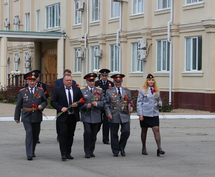 Руководство и личный состав МВД по Адыгее возложили цветы к мемориалу памяти погибшим сотрудникам органов внутренних дел Руководство и личный состав МВД по Адыгее возложили цветы к мемориалу памяти погибшим сотрудникам органов внутренних дел