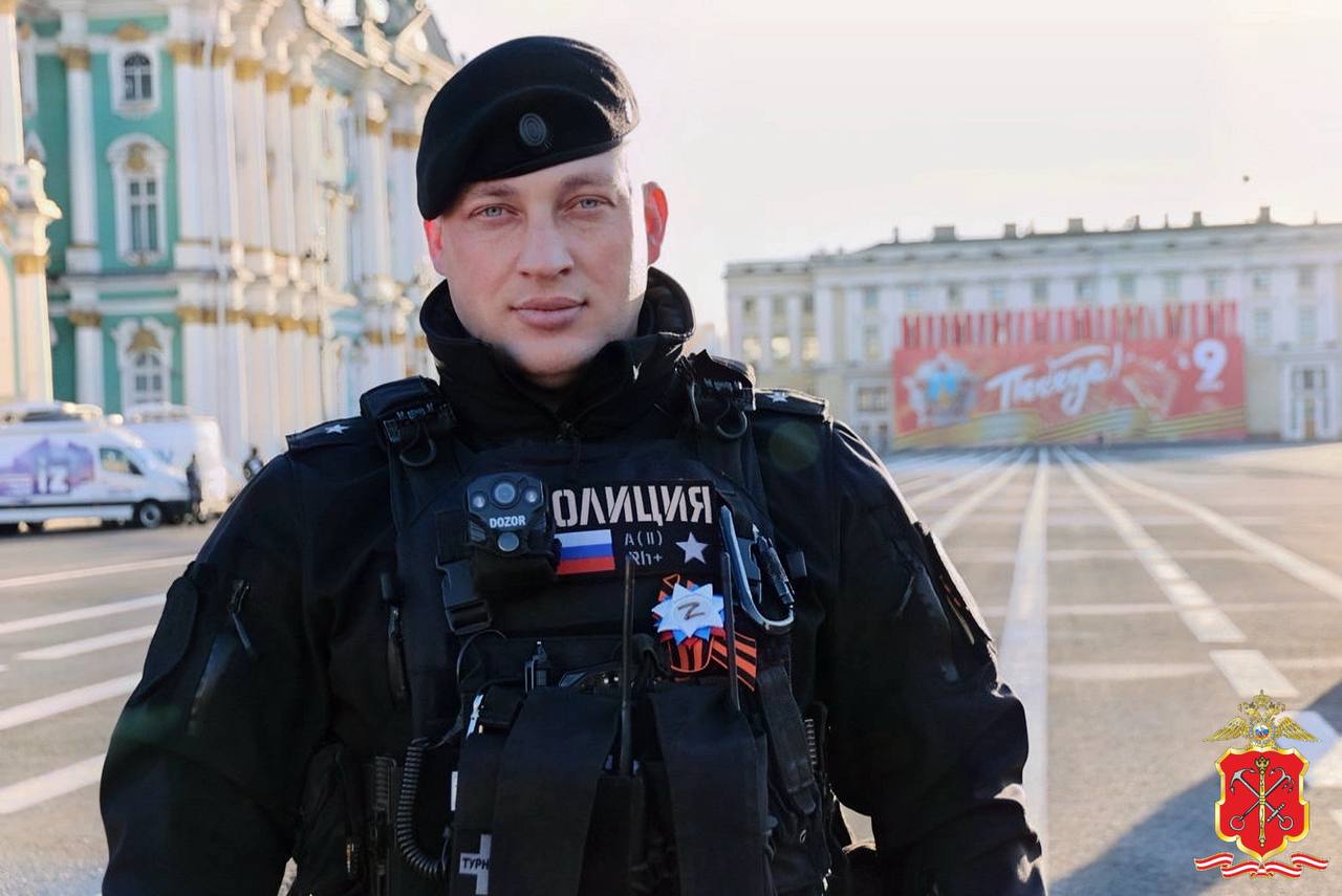 9 Мая сотрудники полиции и Госавтоинспекции несли службу в усиленном режиме, обеспечивая безопасность и общественный порядок во время праздничных мероприятий, посвящённых Дню Победы 9 Мая сотрудники полиции и Госавтоинспекции несли службу в усиленном режиме, обеспечивая безопасность и общественный порядок во время праздничных мероприятий, посвящённых Дню Победы