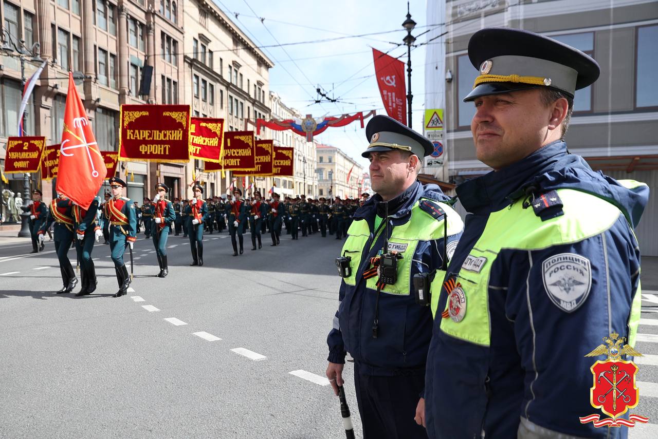 9 Мая сотрудники полиции и Госавтоинспекции несли службу в усиленном режиме, обеспечивая безопасность и общественный порядок во время праздничных мероприятий, посвящённых Дню Победы 9 Мая сотрудники полиции и Госавтоинспекции несли службу в усиленном режиме, обеспечивая безопасность и общественный порядок во время праздничных мероприятий, посвящённых Дню Победы