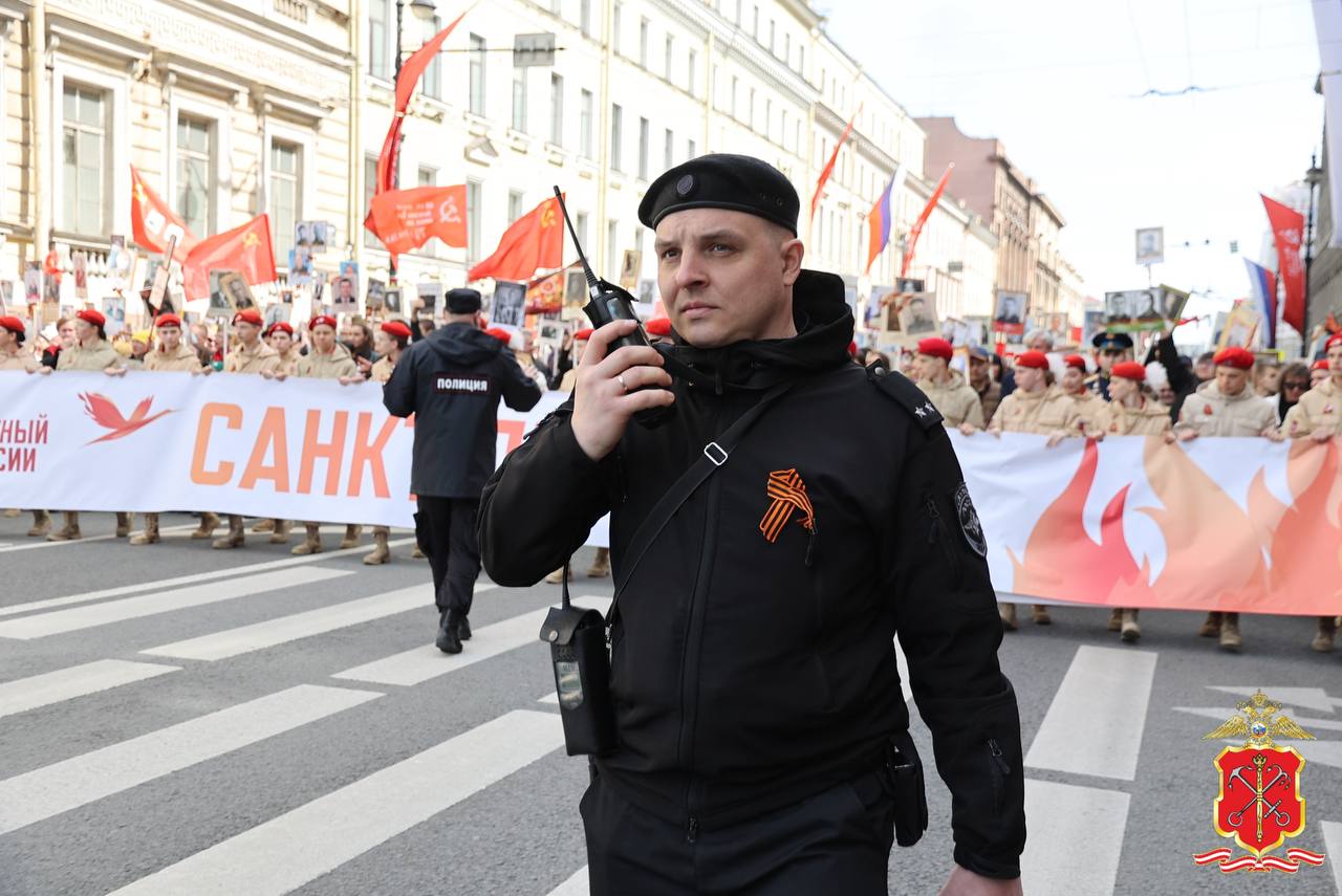 9 Мая сотрудники полиции и Госавтоинспекции несли службу в усиленном режиме, обеспечивая безопасность и общественный порядок во время праздничных мероприятий, посвящённых Дню Победы 9 Мая сотрудники полиции и Госавтоинспекции несли службу в усиленном режиме, обеспечивая безопасность и общественный порядок во время праздничных мероприятий, посвящённых Дню Победы