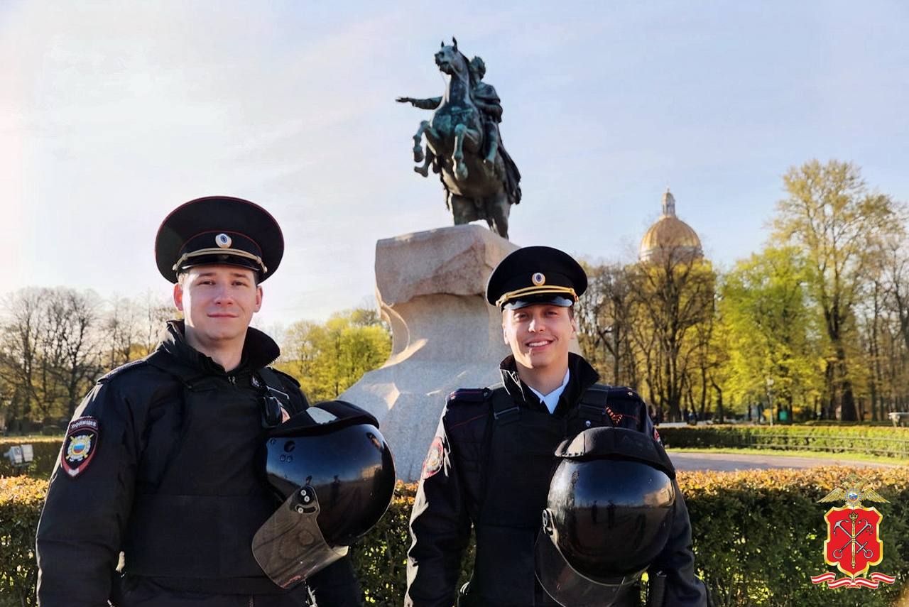 9 Мая сотрудники полиции и Госавтоинспекции несли службу в усиленном режиме, обеспечивая безопасность и общественный порядок во время праздничных мероприятий, посвящённых Дню Победы 9 Мая сотрудники полиции и Госавтоинспекции несли службу в усиленном режиме, обеспечивая безопасность и общественный порядок во время праздничных мероприятий, посвящённых Дню Победы