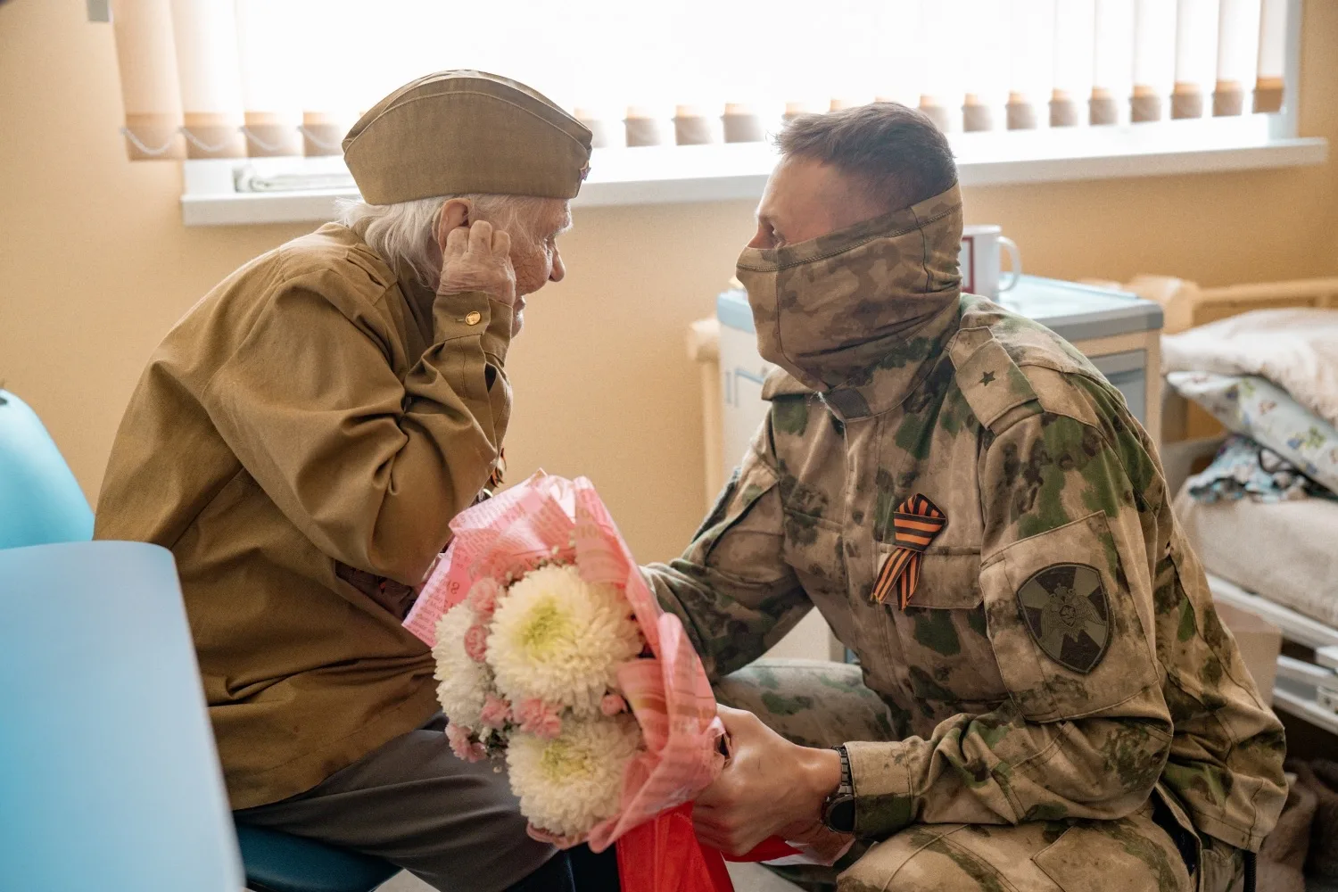 В Архангельске военнослужащий отряда специального назначения «Ратник» Северо-Западного округа Росгвардии поздравил 103-летнего ветерана Великой Отечественной войны Елизавету Юн с 81-й годовщиной Победы в Великой...