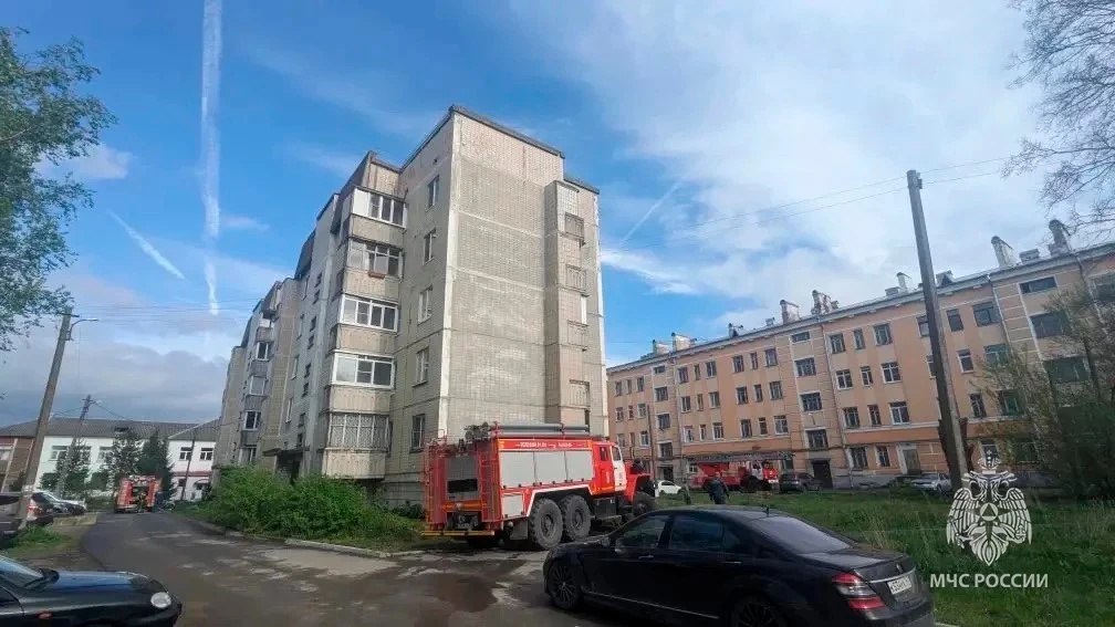 В Волхове сотрудники МЧС спасли троих детей и троих взрослых во время пожара в пятиэтажном доме на Воронежской улице В Волхове сотрудники МЧС спасли троих детей и троих взрослых во время пожара в пятиэтажном доме на Воронежской улице