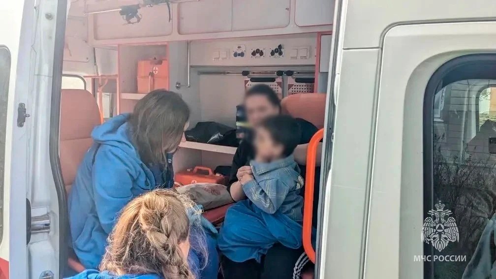 В Волхове сотрудники МЧС спасли троих детей и троих взрослых во время пожара в пятиэтажном доме на Воронежской улице В Волхове сотрудники МЧС спасли троих детей и троих взрослых во время пожара в пятиэтажном доме на Воронежской улице