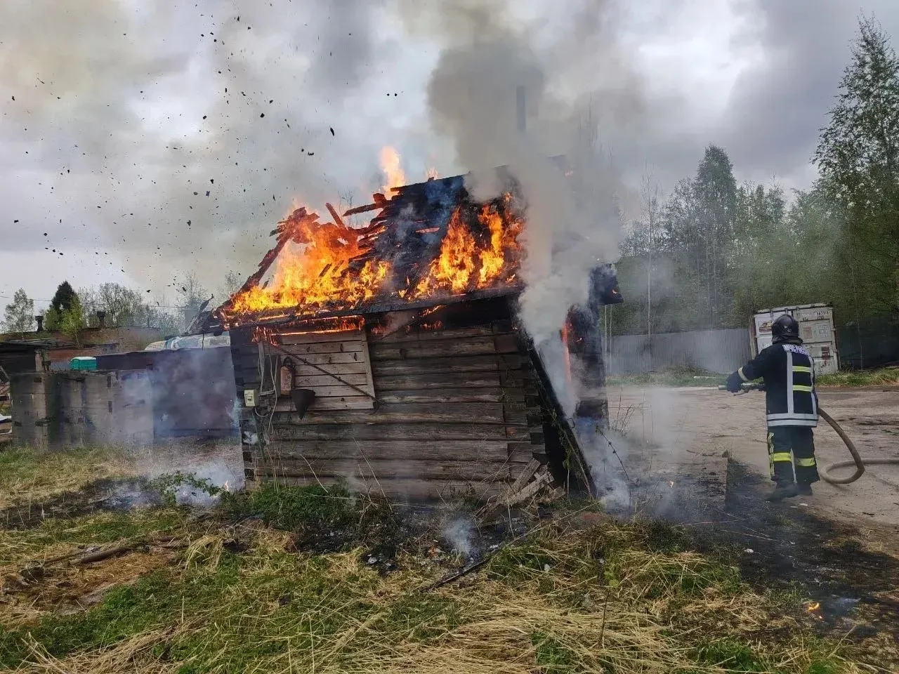 За прошедшие сутки подразделения территориального пожарно-спасательного гарнизона Ленинградской области реагировали на 21 оперативное событие: