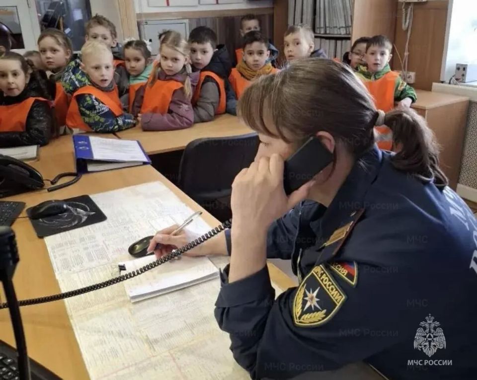 В гости в 86-ю пожарно-спасательную часть 27 ПСО ФПС ГПС Главного управления МЧС России по Ленинградской области пришли воспитанники группы «Почемучки» детского сада №9 города Тосно В гости в 86-ю пожарно-спасательную часть 27 ПСО ФПС ГПС Главного управления МЧС России по Ленинградской области пришли воспитанники группы «Почемучки» детского сада №9 города Тосно