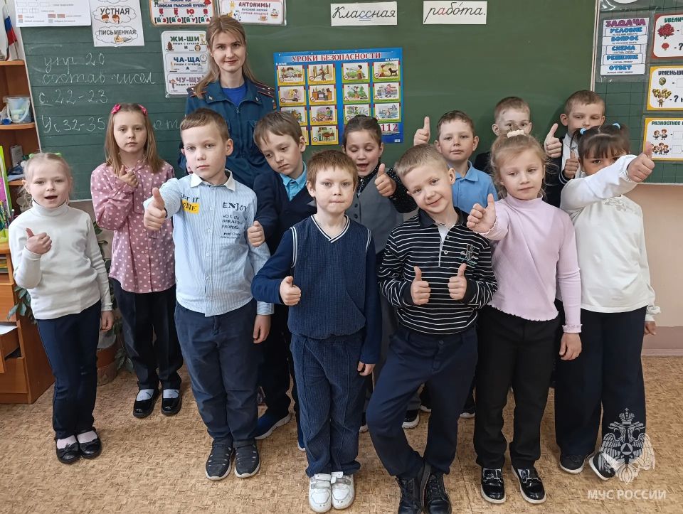 Инспектор отдела надзорной деятельности и профилактической работы Кингисеппского района провела беседу о правилах пожарной безопасности с учениками первого класса Опольевской школы Инспектор отдела надзорной деятельности и профилактической работы Кингисеппского района провела беседу о правилах пожарной безопасности с учениками первого класса Опольевской школы