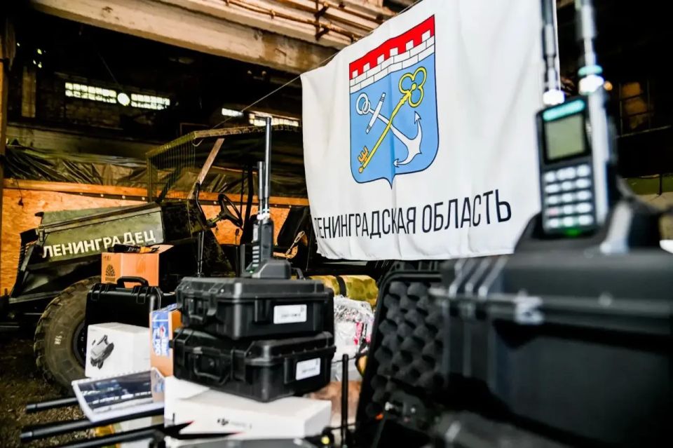 Александр Дрозденко: Работаю в новых регионах.. Передали подразделению «Барс-Ленинградец» и подшефному ремонтно-восстановительному батальону технику и оборудование, которое нужно на передовой: 10 мотоциклов, средства связи... Александр Дрозденко: Работаю в новых регионах.. Передали подразделению «Барс-Ленинградец» и подшефному ремонтно-восстановительному батальону технику и оборудование, которое нужно на передовой: 10 мотоциклов, средства связи...
