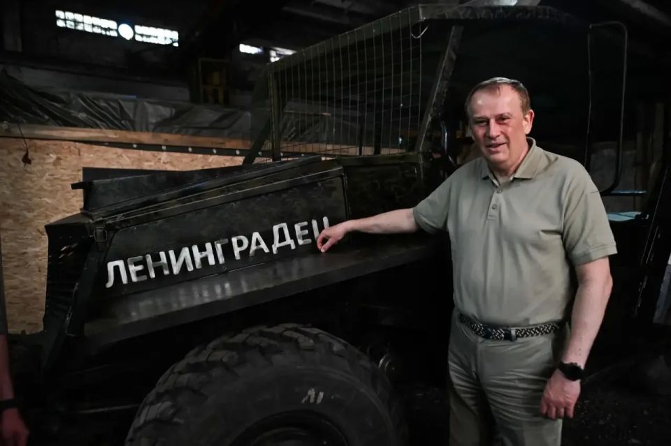 Александр Дрозденко: Работаю в новых регионах.. Передали подразделению «Барс-Ленинградец» и подшефному ремонтно-восстановительному батальону технику и оборудование, которое нужно на передовой: 10 мотоциклов, средства связи...