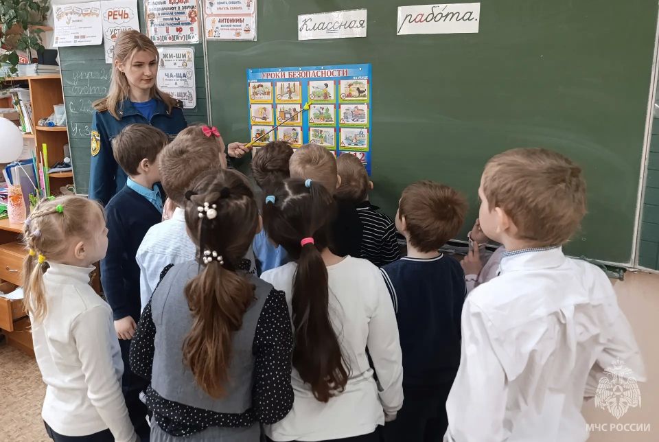 Инспектор отдела надзорной деятельности и профилактической работы Кингисеппского района провела беседу о правилах пожарной безопасности с учениками первого класса Опольевской школы Инспектор отдела надзорной деятельности и профилактической работы Кингисеппского района провела беседу о правилах пожарной безопасности с учениками первого класса Опольевской школы