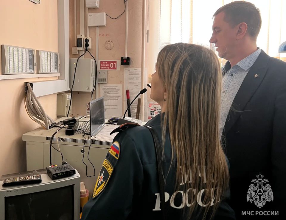 Инспектор отдела надзорной деятельности и профилактической работы Тихвинского района провела противопожарный инструктаж в лицее № 8 города Тихвина
