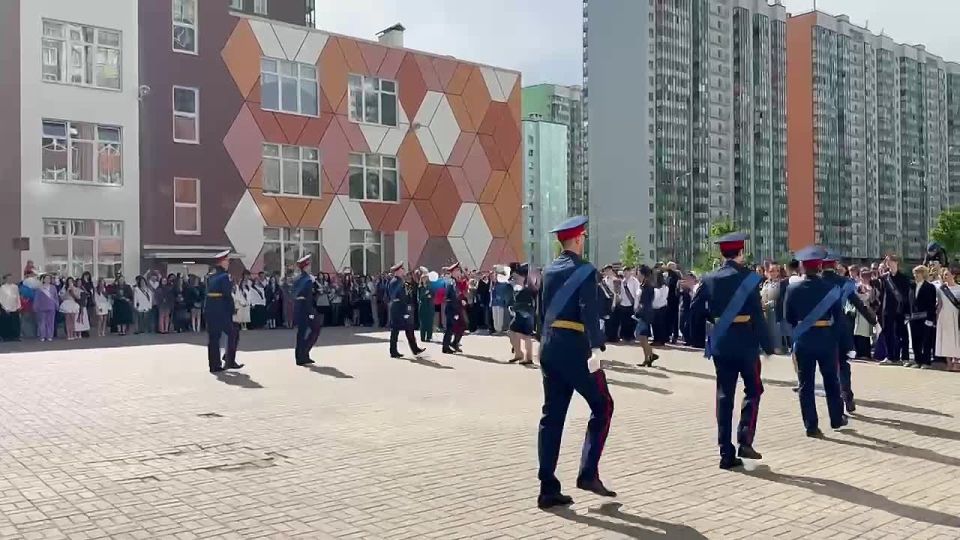 Сотрудники следственного управления СК России по Ленинградской области приняли участие в празднике «Последний звонок» для кадетов профильного кадетского класса