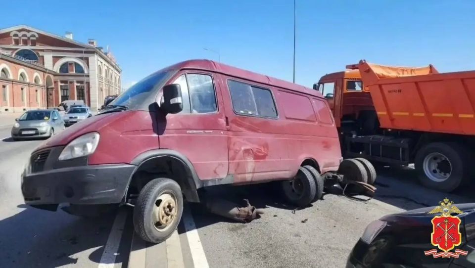 Полицией проводится проверка по факту массового ДТП на Арсенальной набережной Полицией проводится проверка по факту массового ДТП на Арсенальной набережной