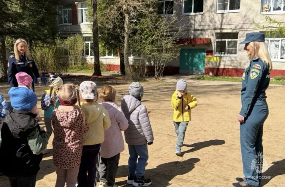 Для воспитанников средней группы «Теремок» дошкольного отделения Ушакинского центра образования состоялось познавательное занятие и эстафета на противопожарную тематику. Для воспитанников средней группы «Теремок» дошкольного отделения Ушакинского центра образования состоялось познавательное занятие и эстафета на противопожарную тематику.