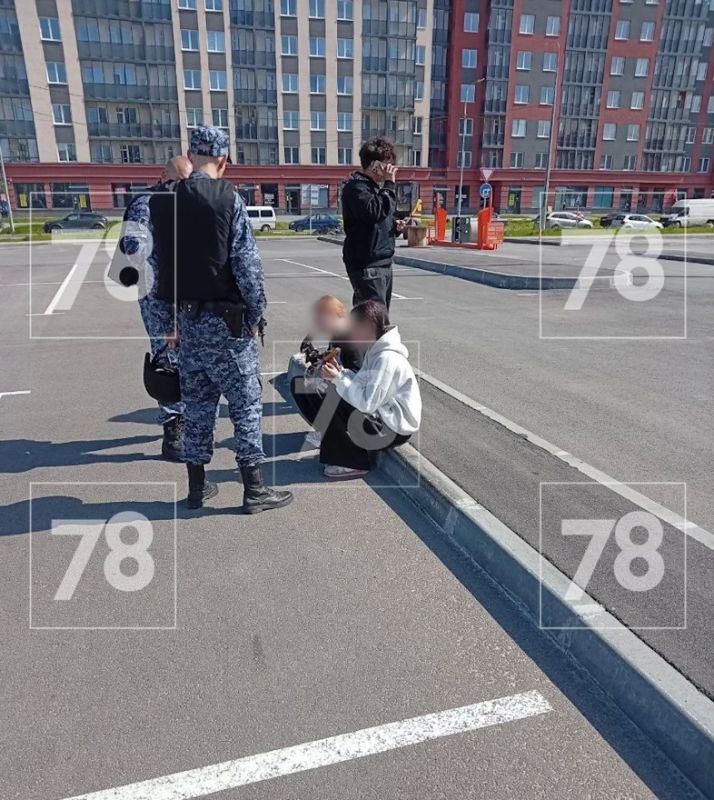14-летняя школьница в розыске каталась на машине по парковке в Мурино 14-летняя школьница в розыске каталась на машине по парковке в Мурино