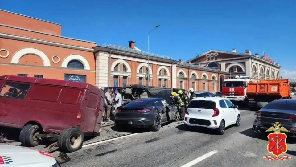 Полицией проводится проверка по факту массового ДТП на Арсенальной набережной Полицией проводится проверка по факту массового ДТП на Арсенальной набережной