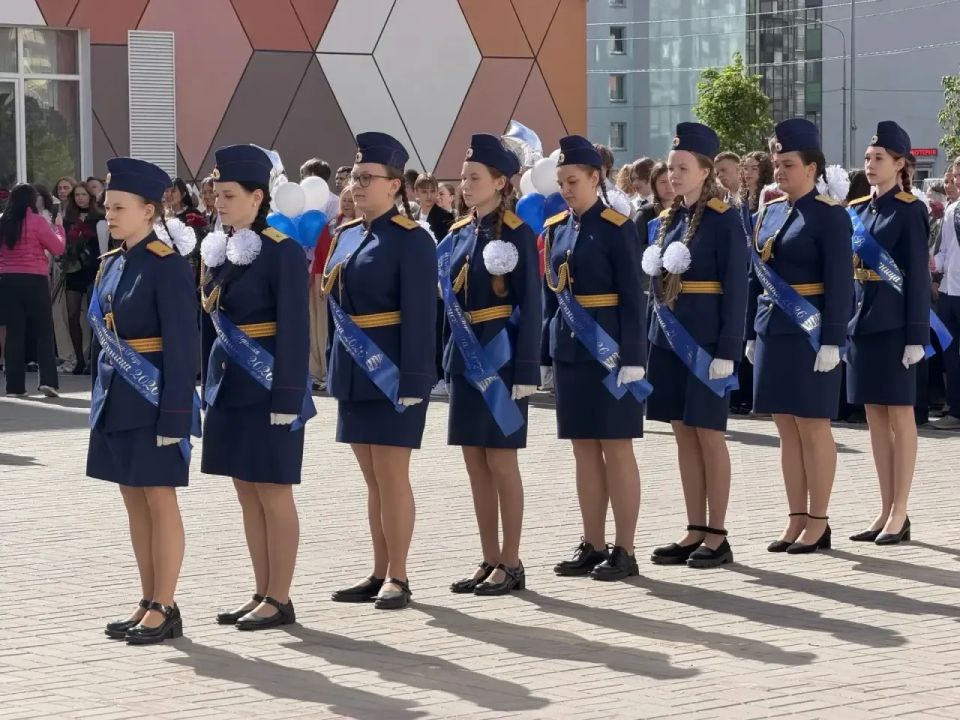Сотрудники следственного управления СК России по Ленинградской области приняли участие в празднике «Последний звонок» для кадетов профильного кадетского класса Сотрудники следственного управления СК России по Ленинградской области приняли участие в празднике «Последний звонок» для кадетов профильного кадетского класса