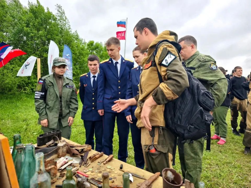 Сотрудники ГСУ СК России по городу Санкт-Петербургу совместно с кадетами посетили полевой лагерь поисковиков Сотрудники ГСУ СК России по городу Санкт-Петербургу совместно с кадетами посетили полевой лагерь поисковиков