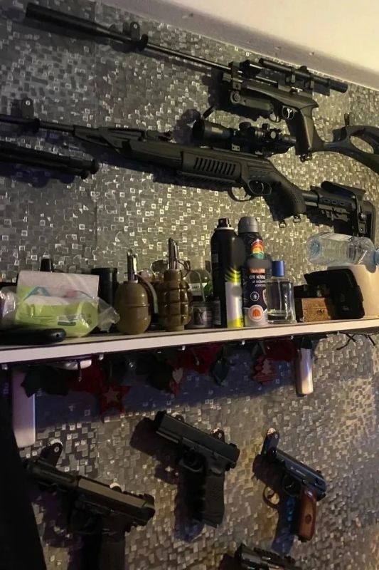 Агрессивный мужчина угрожал пистолетом двум девочкам Агрессивный мужчина угрожал пистолетом двум девочкам