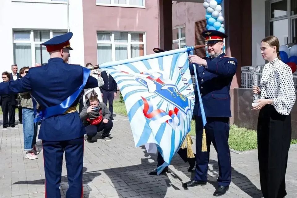 Сотрудники следственного управления СК России по Ленинградской области приняли участие в празднике «Последний звонок» для кадетов профильного кадетского класса Сотрудники следственного управления СК России по Ленинградской области приняли участие в празднике «Последний звонок» для кадетов профильного кадетского класса