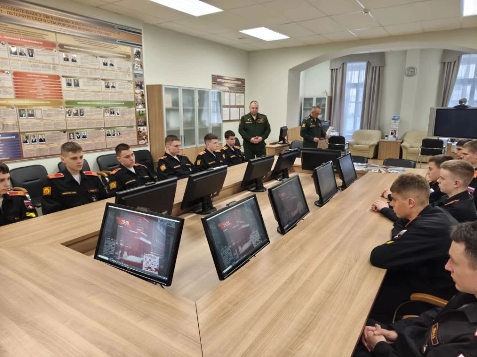 Офицеры военных следственных органов СК России провели занятие с суворовцами Офицеры военных следственных органов СК России провели занятие с суворовцами