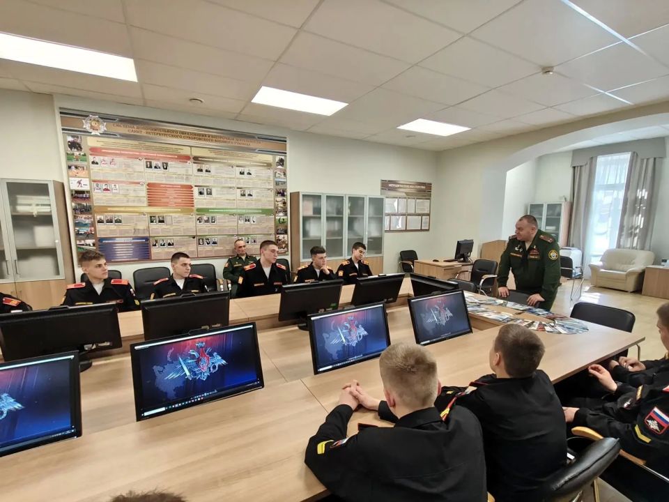 Офицеры военных следственных органов СК России провели занятие с суворовцами Офицеры военных следственных органов СК России провели занятие с суворовцами