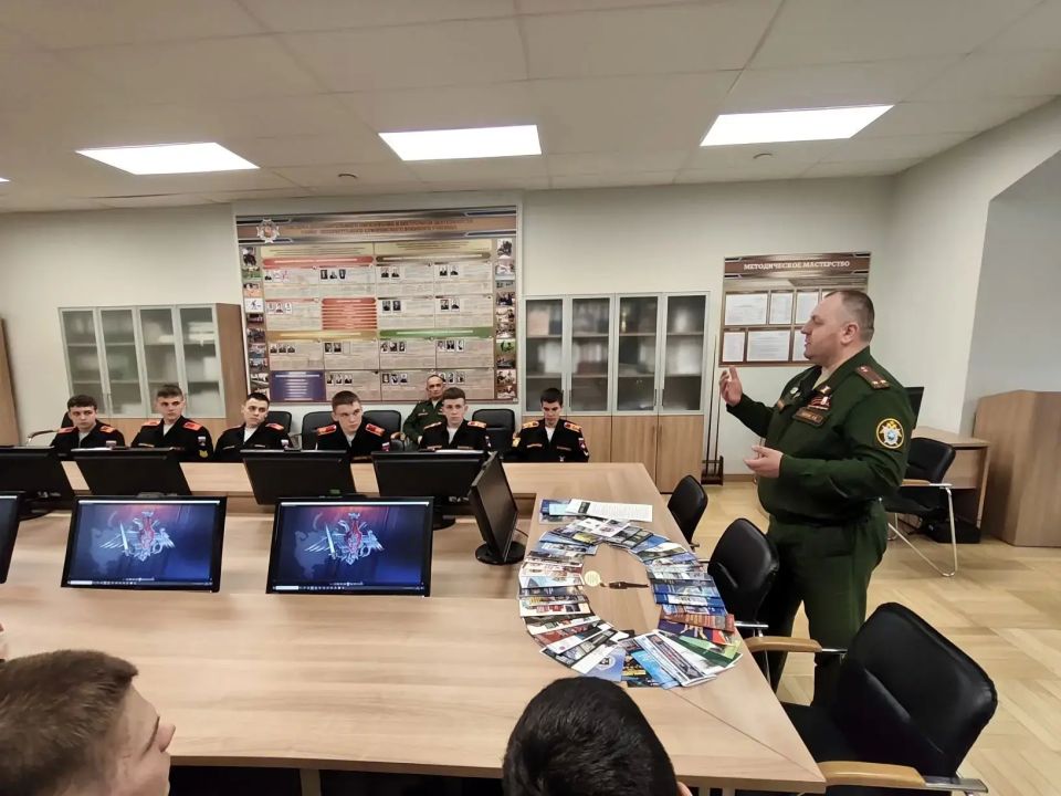 Офицеры военных следственных органов СК России провели занятие с суворовцами Офицеры военных следственных органов СК России провели занятие с суворовцами