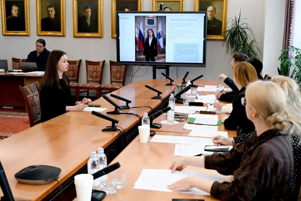 «Тихо, идут экзамены» — сегодня в Галерее Славы администрации Ленинградской области — конкурс для студентов, желающих поступить на гражданскую службу «Тихо, идут экзамены» — сегодня в Галерее Славы администрации Ленинградской области — конкурс для студентов, желающих поступить на гражданскую службу