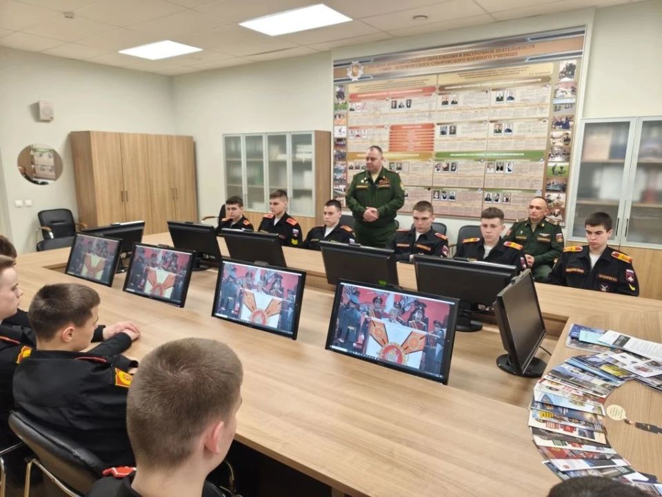 Офицеры военных следственных органов СК России провели занятие с суворовцами Офицеры военных следственных органов СК России провели занятие с суворовцами