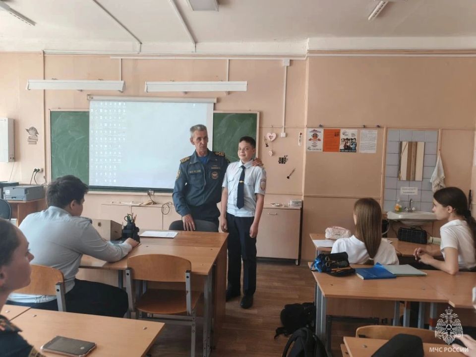 УРОКИ БЕЗОПАСНОСТИ В КАДЕТСКИХ КЛАССАХ: ВОДА, ОГОНЬ И СОВРЕМЕННЫЕ УГРОЗЫ УРОКИ БЕЗОПАСНОСТИ В КАДЕТСКИХ КЛАССАХ: ВОДА, ОГОНЬ И СОВРЕМЕННЫЕ УГРОЗЫ