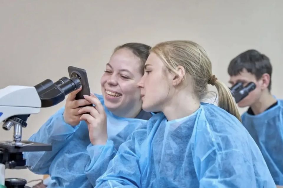 Ленинградские и псковские школьники познакомились с аграрной сферой на практике: в проекте «АгроКадры» при поддержке Фонда президентских грантов, ребята пробовали себя в первых профессиональных заданиях, работали в... Ленинградские и псковские школьники познакомились с аграрной сферой на практике: в проекте «АгроКадры» при поддержке Фонда президентских грантов, ребята пробовали себя в первых профессиональных заданиях, работали в...