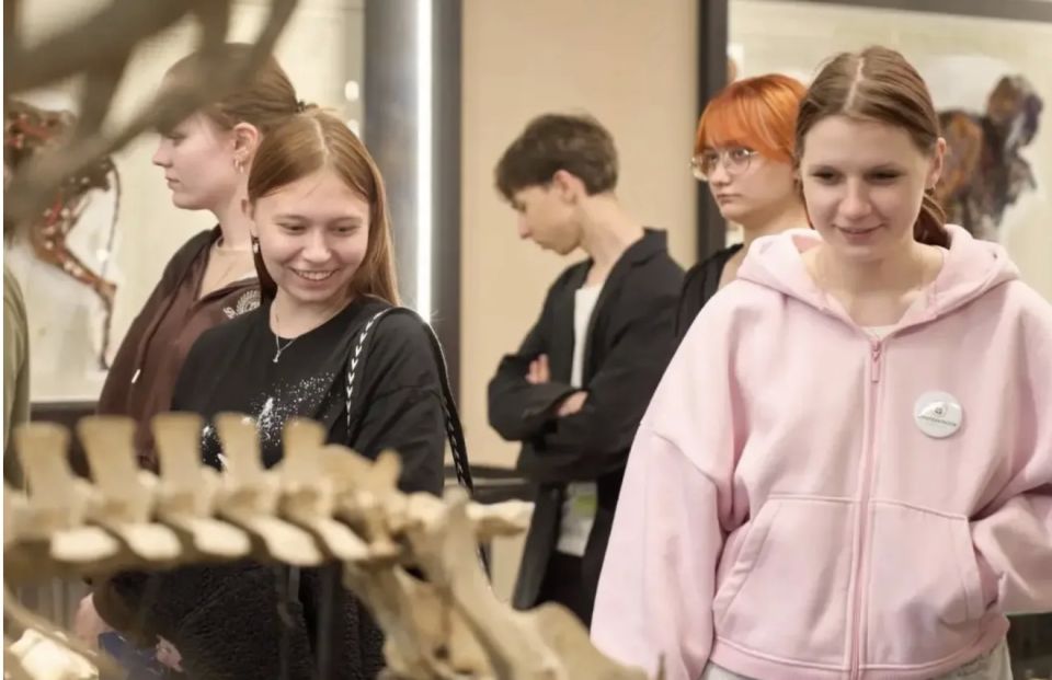 Ленинградские и псковские школьники познакомились с аграрной сферой на практике: в проекте «АгроКадры» при поддержке Фонда президентских грантов, ребята пробовали себя в первых профессиональных заданиях, работали в... Ленинградские и псковские школьники познакомились с аграрной сферой на практике: в проекте «АгроКадры» при поддержке Фонда президентских грантов, ребята пробовали себя в первых профессиональных заданиях, работали в...