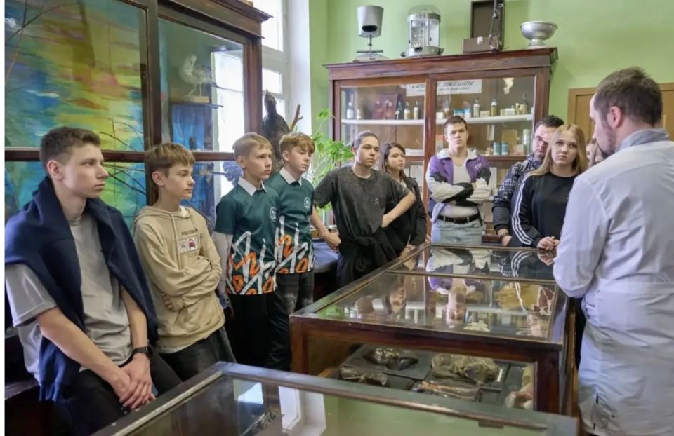 Ленинградские и псковские школьники познакомились с аграрной сферой на практике: в проекте «АгроКадры» при поддержке Фонда президентских грантов, ребята пробовали себя в первых профессиональных заданиях, работали в... Ленинградские и псковские школьники познакомились с аграрной сферой на практике: в проекте «АгроКадры» при поддержке Фонда президентских грантов, ребята пробовали себя в первых профессиональных заданиях, работали в...