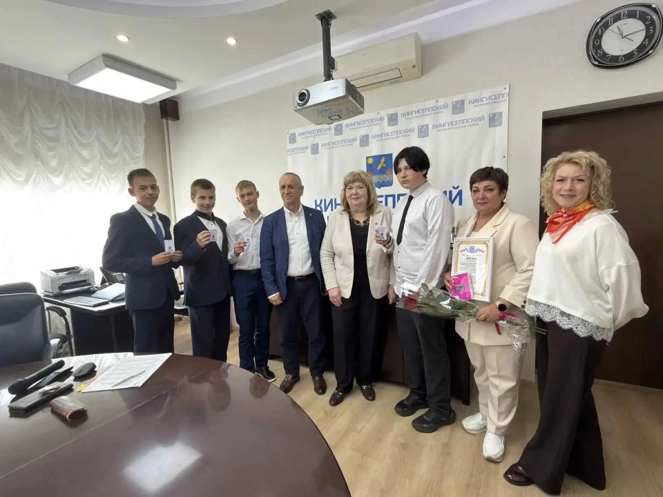 Абсолютным победителем областного конкурса видеороликов «Мы за честную Россию без коррупции» стала Новоладожская школа имени вице-адмирала В.С. Черокова (Волховский район) с мультфильмом о вечном противостоянии добра и зла Абсолютным победителем областного конкурса видеороликов «Мы за честную Россию без коррупции» стала Новоладожская школа имени вице-адмирала В.С. Черокова (Волховский район) с мультфильмом о вечном противостоянии добра и зла