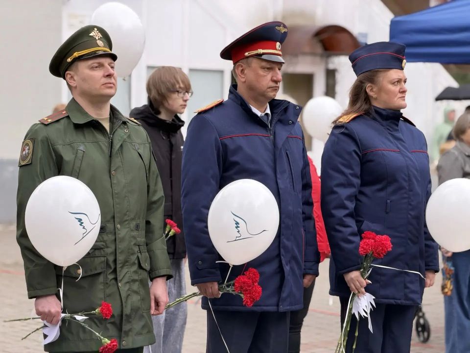 Коллектив следственного отдела по городу Тосно принял участие в открытии стенда памяти павшим воинам России в рамках Всероссийской акции «Дни белых журавлей» Коллектив следственного отдела по городу Тосно принял участие в открытии стенда памяти павшим воинам России в рамках Всероссийской акции «Дни белых журавлей»