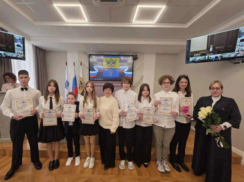 Абсолютным победителем областного конкурса видеороликов «Мы за честную Россию без коррупции» стала Новоладожская школа имени вице-адмирала В.С. Черокова (Волховский район) с мультфильмом о вечном противостоянии добра и зла Абсолютным победителем областного конкурса видеороликов «Мы за честную Россию без коррупции» стала Новоладожская школа имени вице-адмирала В.С. Черокова (Волховский район) с мультфильмом о вечном противостоянии добра и зла