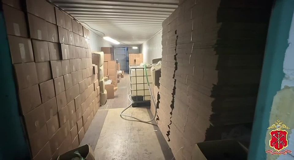 Полиция накрыла подпольный алкомаркет в грузовом контейнере