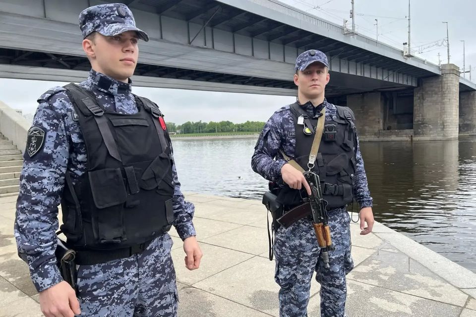 Парень упал в Неву из-за головокружения и чуть не утонул в холодной воде Парень упал в Неву из-за головокружения и чуть не утонул в холодной воде