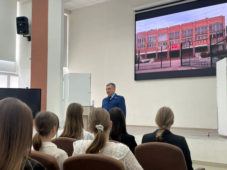 Прокурор Ленинградской области провёл встречу со школьниками Прокурор Ленинградской области провёл встречу со школьниками