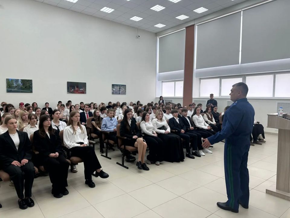 Прокурор Ленинградской области провёл встречу со школьниками Прокурор Ленинградской области провёл встречу со школьниками