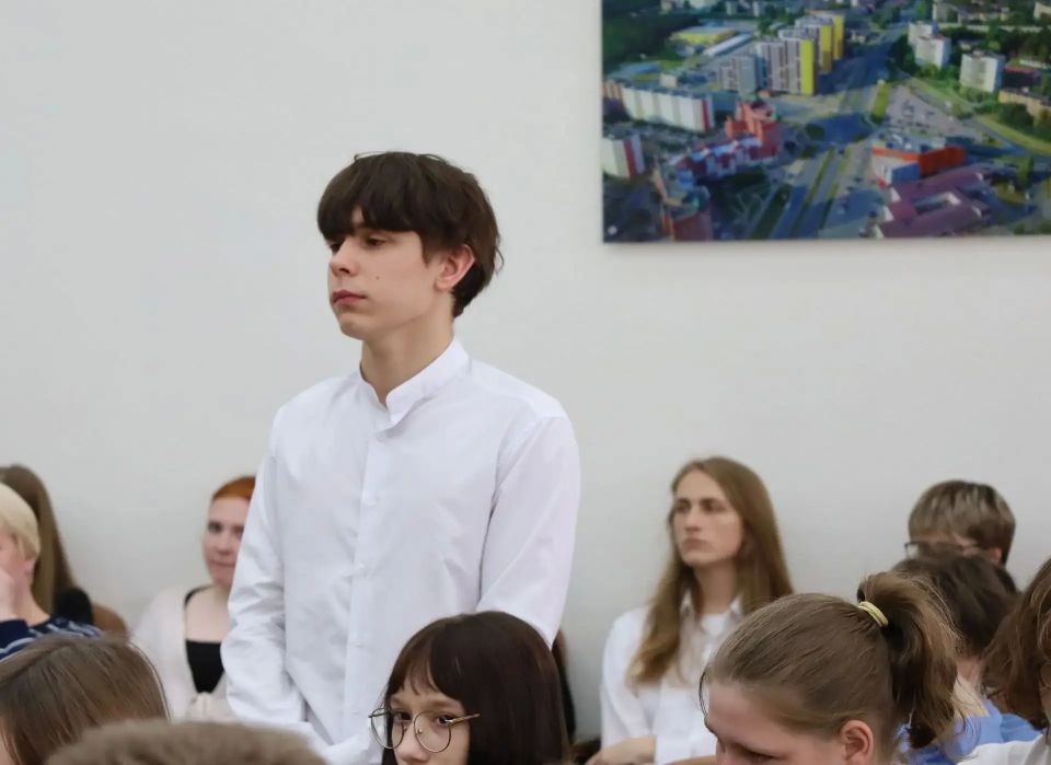 Прокурор Ленинградской области провёл встречу со школьниками Прокурор Ленинградской области провёл встречу со школьниками