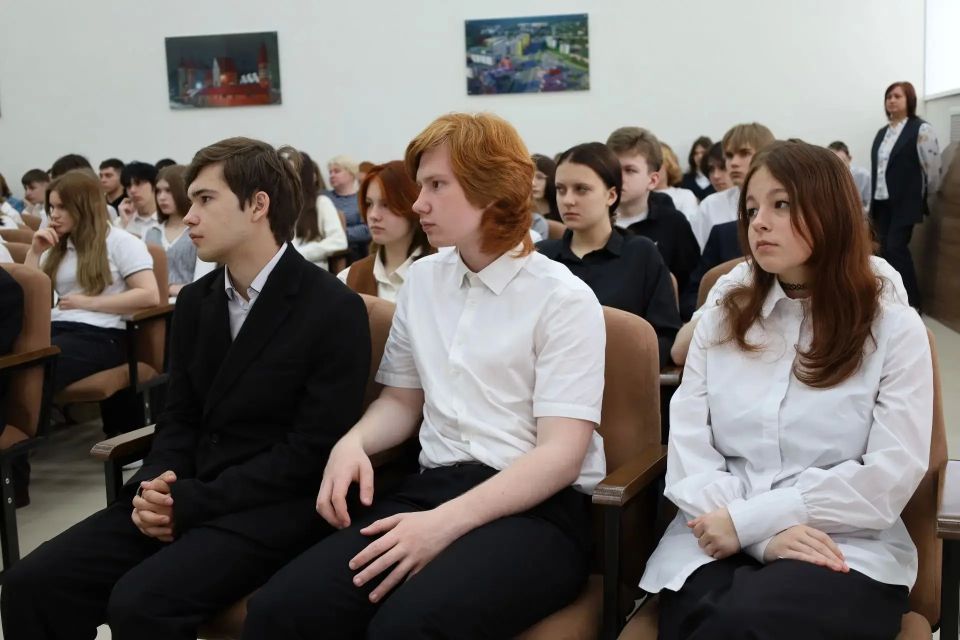 Прокурор Ленинградской области провёл встречу со школьниками Прокурор Ленинградской области провёл встречу со школьниками