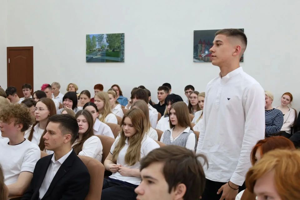 Прокурор Ленинградской области провёл встречу со школьниками Прокурор Ленинградской области провёл встречу со школьниками