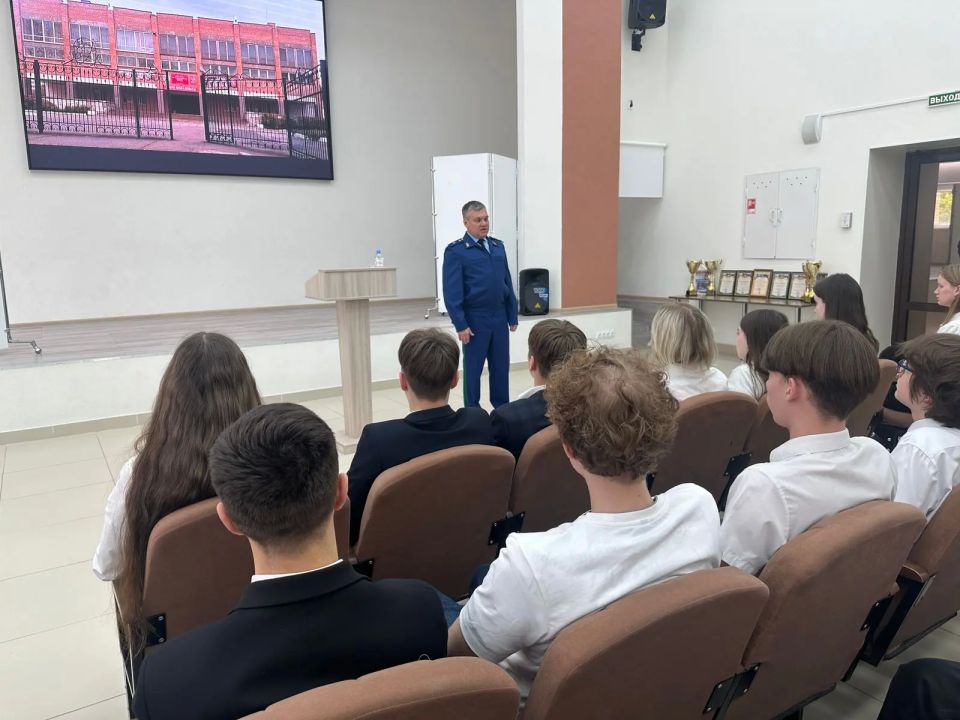 Прокурор Ленинградской области провёл встречу со школьниками Прокурор Ленинградской области провёл встречу со школьниками